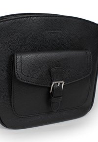 Czarna skórzana torba na ramię o teksturowanym wykończeniu, z przednią kieszenią na klapkę zabezpieczoną srebrnym metalowym zapięciem.