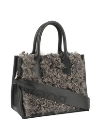 Borsa in pelle nera con dettagli in pelliccia riccia grigia, dotata di due manici e di una tracolla nera rimovibile con logo impresso.