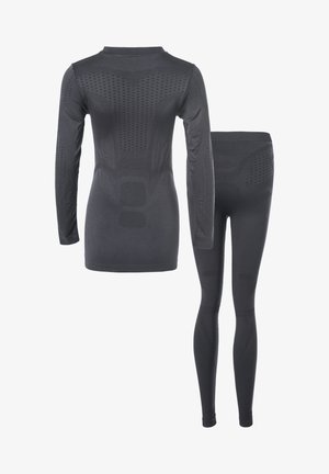 Conjunto de top de manga larga atlético negro y leggings. Cuenta con patrones texturizados y secciones tipo malla para mayor transpirabilidad. Diseño ajustado y elástico.