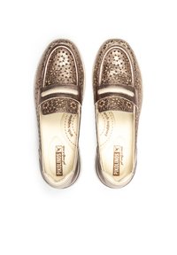 Zapatos de cuero marrón con un diseño perforado floral, parte superior suave y plantilla acolchada. Presenta soporte de arco y forma redondeada.