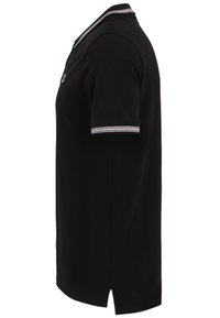 Zwarte polo met een effen kleur, korte mouwen, een gestreepte kraag en een zijsplit aan de zoom voor extra comfort.