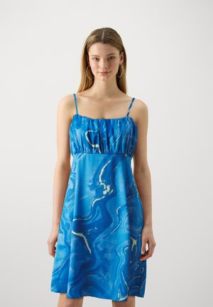 Μπλε φόρεμα με σχέδιο και λεπτές τιράντες, με ελαστική εφαρμογή στο μπούστο. Διαθέτει ρέουσα σιλουέτα και μαρμάρινο σχέδιο με υποδείγματα κίτρινου και λευκού χρώματος.