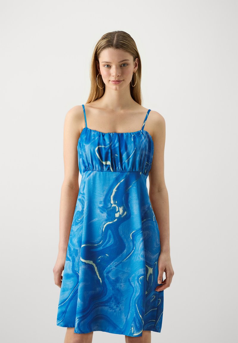 Μπλε φόρεμα με σχέδιο και λεπτές τιράντες, με ελαστική εφαρμογή στο μπούστο. Διαθέτει ρέουσα σιλουέτα και μαρμάρινο σχέδιο με υποδείγματα κίτρινου και λευκού χρώματος.