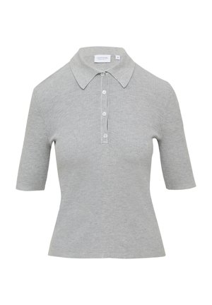 Lichtgrijze geribde polo met korte mouwen, voorzien van een puntige kraag en een knoopsluiting met vijf knopen. Zachte stof en getailleerd ontwerp.