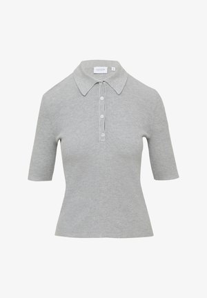 Lichtgrijze geribde polo met korte mouwen, voorzien van een puntige kraag en een knoopsluiting met vijf knopen. Zachte stof en getailleerd ontwerp.