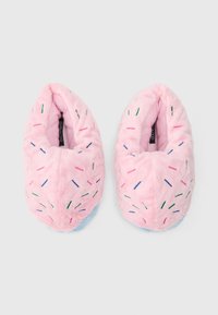 Chinelos de peluche cor-de-rosa com formato arredondado, apresentando granulados coloridos bordados no exterior e detalhes em azul-claro nas solas.