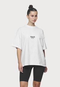Pegador RAMIRA HEAVY OVERSIZED TEE - Apdrukāts T-krekls - white