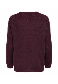 Maglione lavorato a maglia bordeaux con un design morbido, featuring un colletto rotondo e una texture a coste sulle spalle e sui polsini.