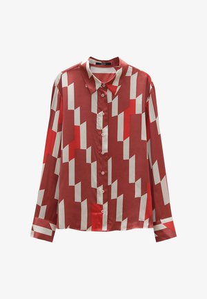Blouse à manches longues rouge et crème avec un motif géométrique, à boutons sur le devant et col. Tissu lisse avec une texture brillante.