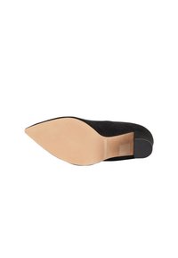 Stivale nero in suede con tacco a stiletto e punta affilata, suola in pelle liscia e finitura opaca. Presenta un design minimalista senza marchi visibili.