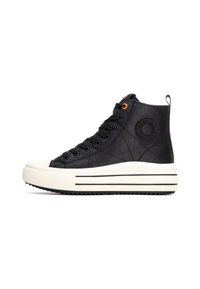 Zapatilla alta negra con material de cuero texturizado, suela de goma blanca, acentos a rayas en blanco y negro, y un detalle de ojal naranja.