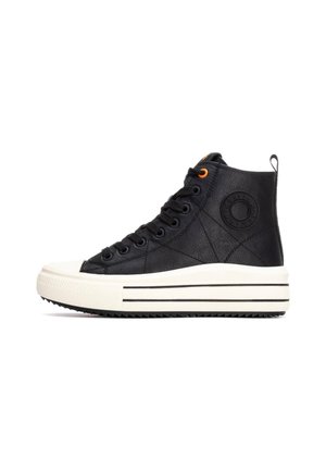 Zapatilla alta negra con material de cuero texturizado, suela de goma blanca, acentos a rayas en blanco y negro, y un detalle de ojal naranja.