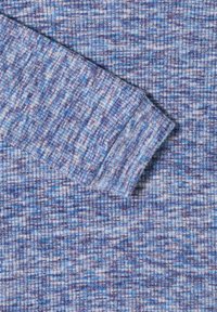 Gerippter Strickstoff in verschiedenen Blau- und Lilatönen. Verfügt über ein strukturiertes Muster mit weicher Oberfläche und einem umgeschlagenen Ärmel.