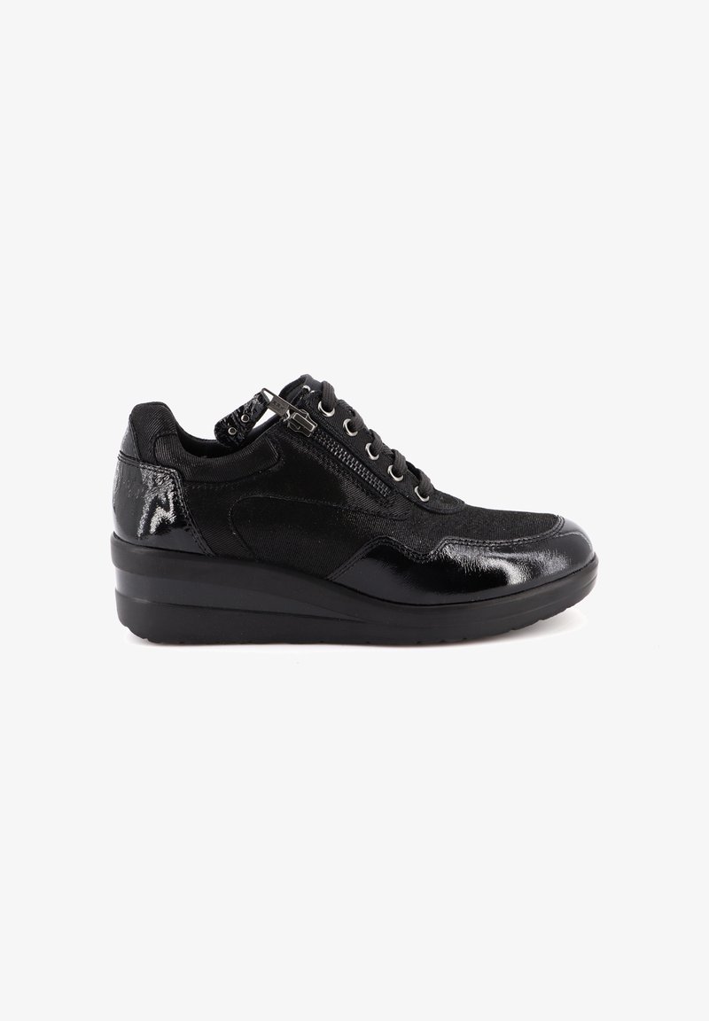 Sneaker in pelle nera con accenti in vernice, chiusura con lacci e zip, colletto imbottito, suola a zeppa e pannello superiore testurizzato.
