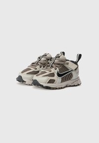 Beige und graue Sportschuhe mit Obermaterial aus Mesh, schwarzen Akzenten und Gummisohlen. Sie verfügen über ein Schnürdesign und ein strukturiertes Profilmuster.
