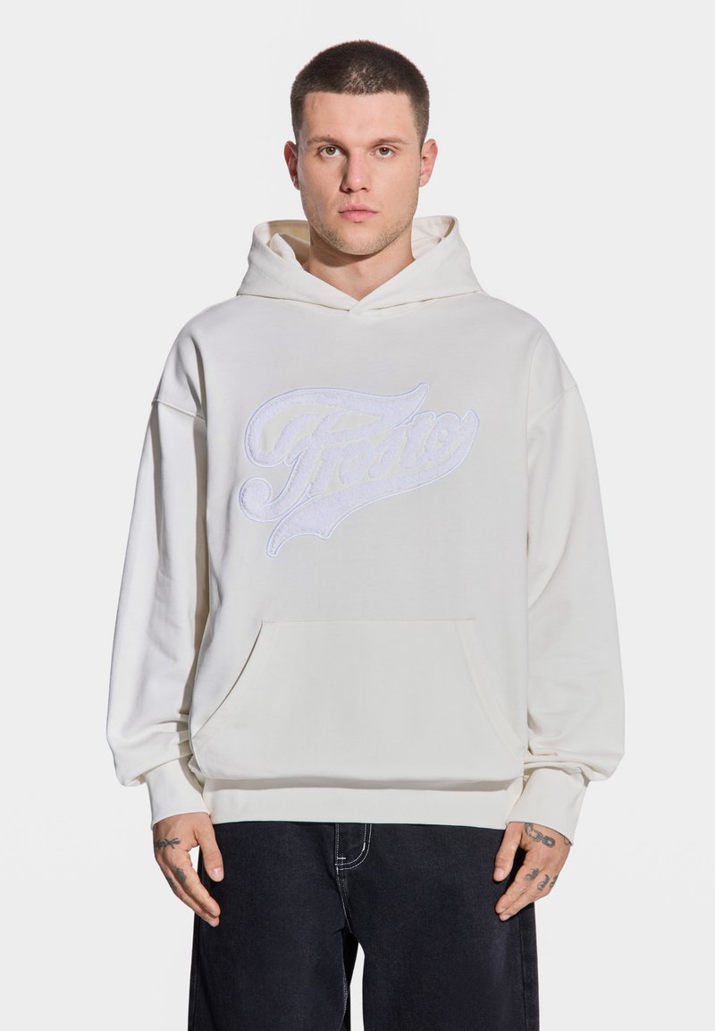 Kremowa bluza z kapturem z przednią kieszenią, z białym haftowanym logo w formie napisu. Luźny krój, z prążkowanymi mankietami i kapturem ze sznurkiem.