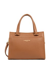 Borsa a tracolla in pelle marrone con superficie a ciottoli, con doppi manici, hardware dorato e tracolla staccabile. Presenta una targhetta con il logo sulla parte anteriore.