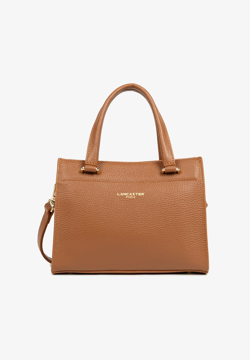 Braune Handtasche aus genarbtem Leder mit zwei Griffen, goldfarbenen Beschlägen und einem abnehmbaren Tragegurt. Mit einem Logo-Schild auf der Vorderseite.