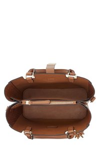 Tanmavě kožená kabelka s dvěma přihrádkami, vnitřní kapsou na zip a zlatým kováním. Na bocích má tkaný akcent a pevný tvar.