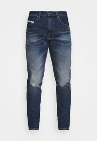 Jeans de mezclilla azul oscuro con un lavado ligeramente desgastado, con pernera recta, cinco bolsillos y cierre de botón. Incluye detalles de diseño clásicos.