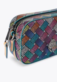 Kleurrijke, gepatroniseerde make-up tas met ritssluiting, met een diamantpatroon en een accent van metalen hardware. Gemaakt van duurzaam materiaal.