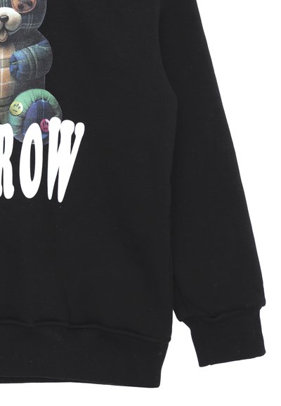 Felpa nera con un grafico di un orsetto colorato e la scritta "SORROW" in grassetto bianco. Il tessuto sembra morbido con polsini a costine.