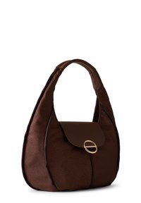 Braune Leder-Schultertasche mit strukturiertem Körper, breitem Henkel, Klappenverschluss und kreisförmiger goldener Schnalle auf weißem Hintergrund.