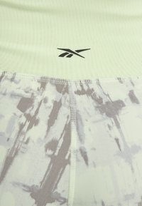 Reebok LUX PERFORM PRINTED - Leggings - citrus glow