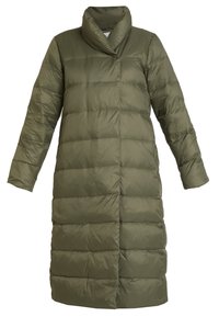 Abrigo acolchado color verde oliva con cuello alto, mangas largas y textura acolchada. Diseño hasta la rodilla con una silueta recta y detalles mínimos.