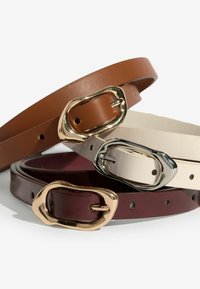 Tre læderbælter i brun, creme og mørk burgunder, hver med en glat finish og metalliske ovale spænder med polerede accenter.