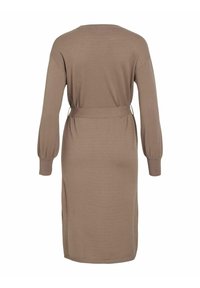 Robe en tricot marron avec de longues manches bouffantes, un col rond et une ceinture à la taille, présentant une coupe droite et des fentes latérales à l'ourlet.