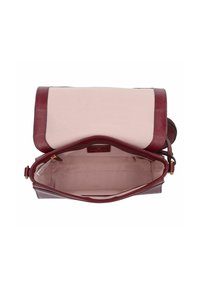 Borsa a tracolla rossa in pelle con un'esterno liscio e un interno in morbido tessuto rosa. Presenta una chiusura a soffietto e un motivo a righe all'interno.