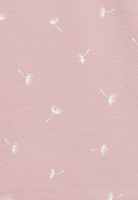 Jasnoróżowa bawełniana tkanina o gładkiej fakturze, z powtarzającym się białym wzorem nasion dmuchawca.