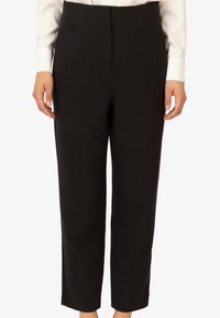 Schwarze, maßgeschneiderte Hose mit hoher Taille, mit Falten und cropped Bein, aus glattem Stoff. Keine sichtbaren Taschen.