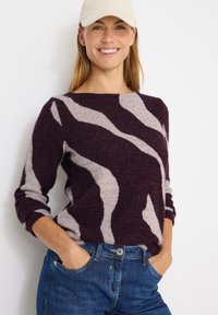 Sweter w głębokim burgundzie z jasnobeżowymi, abstrakcyjnymi wzorami falistymi, wykonany z miękkiej, strukturalnej tkaniny, z okrągłym dekoltem i długimi rękawami.