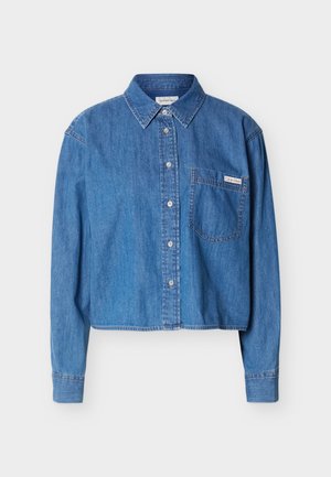 Blaues Jeanshemd mit langen Ärmeln, Knopfleiste, Kragen und Brusttasche, die ein kleines Calvin Klein Logo-Tag trägt.