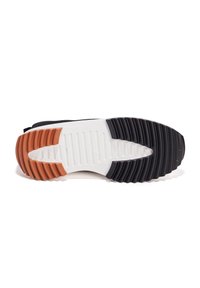 Schwarz-weiße Sneaker-Sohle mit gerillter Textur, die orangefarbene Akzente an der Ferse und im Vorfußbereich aufweist. Flaches Design mit mehreren Rillen.