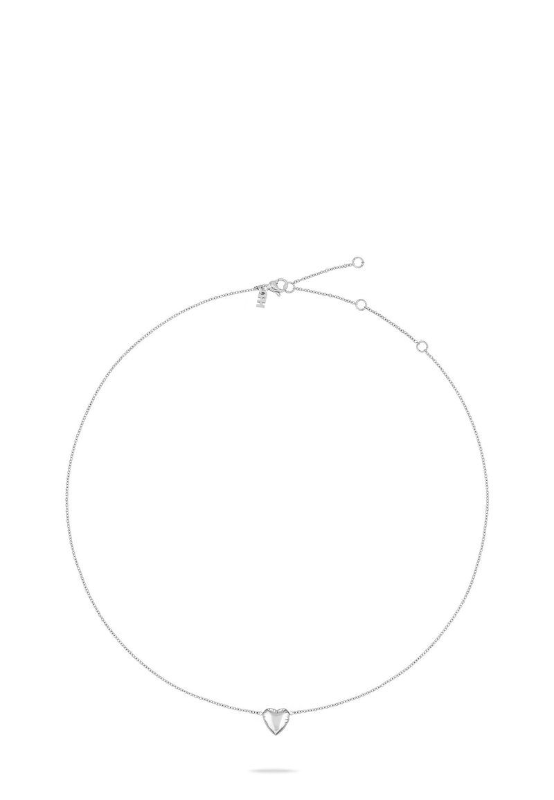 Collana d'argento con catena sottile, con un piccolo ciondolo a forma di cuore. Il cuore ha una superficie liscia ed è posizionato centralmente sulla catena.