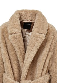 Cappotto teddy beige con ampi rever, tessuto morbido, fodera in satin e cintura, etichettato come taglia piccola da CALLIOPE.