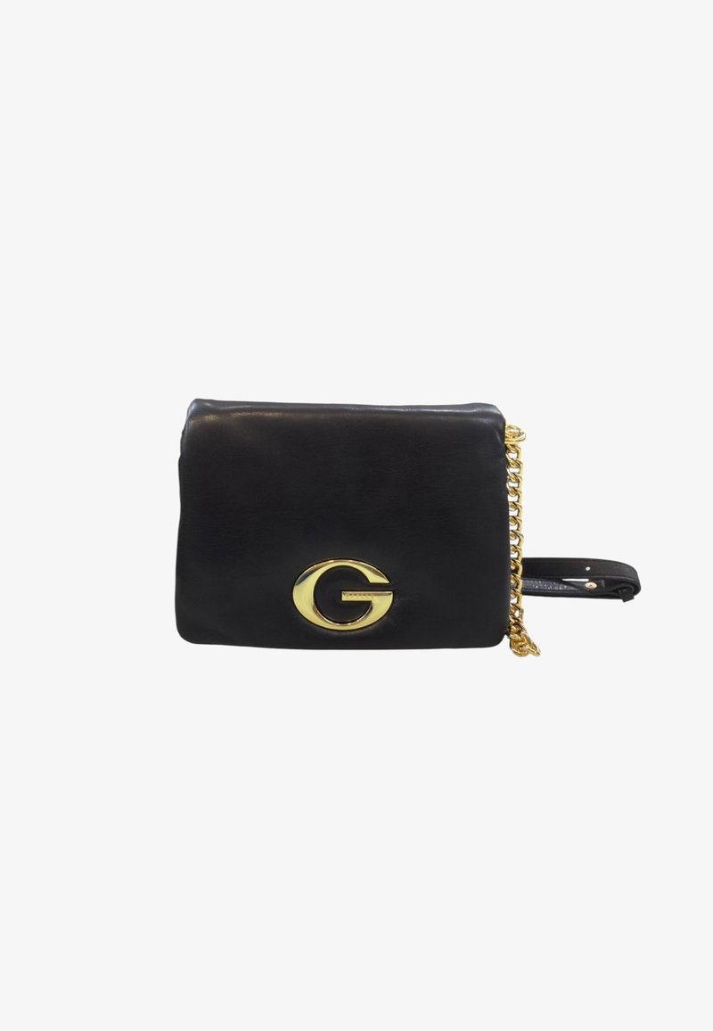 Borsa a mano in pelle nera con un prominente logo dorato "G", caratterizzata da una catena dorata e una tracolla staccabile. Texture liscia, forma rettangolare.
