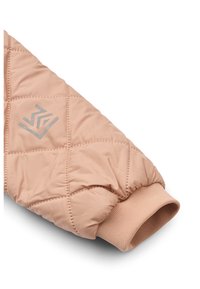 Επενδεδυμένο, φωτεινό ροζ μανίκι με ρόμβο ραφή, ριμπ μανσέτα και διακριτικό ασημένιο λογότυπο κοντά στον ώμο.