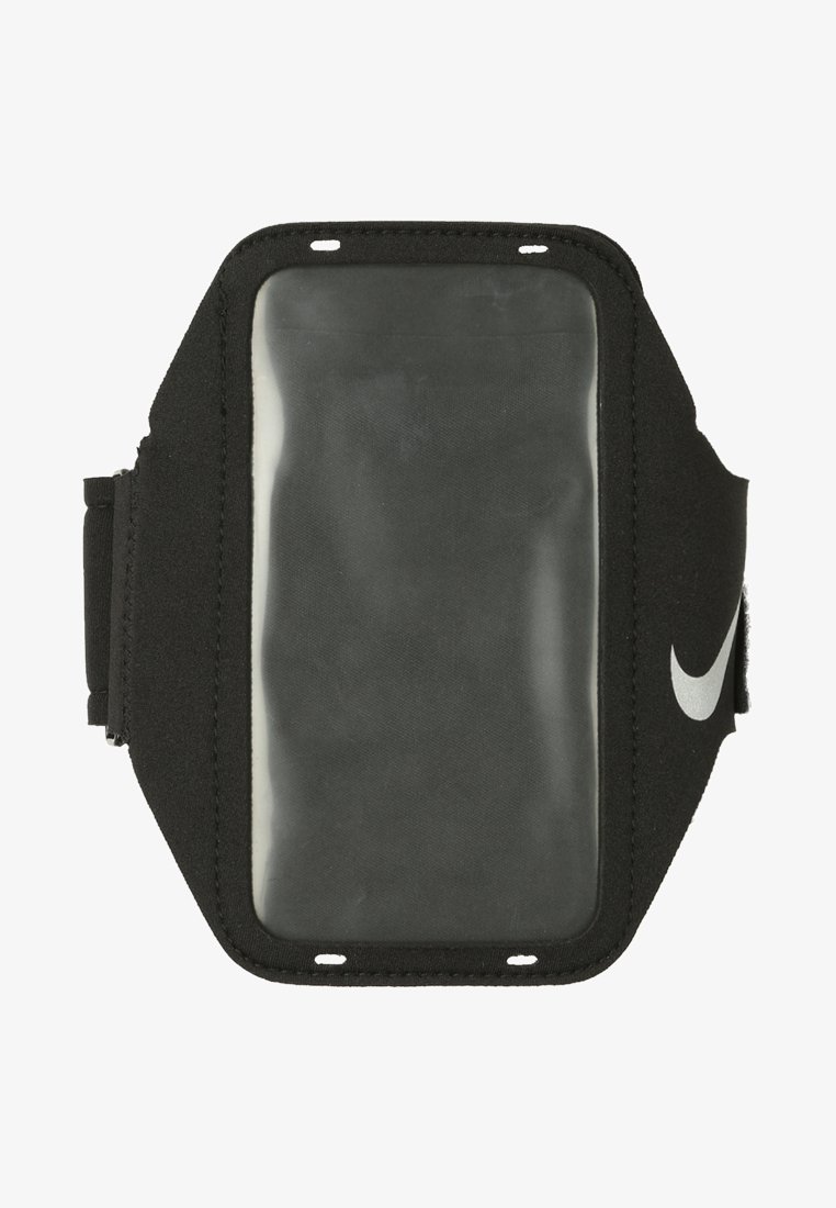 Zwarte sportieve armband met een doorzichtige binnenkant voor een telefoon. Gemaakt van rekbaar materiaal, met een reflecterende logo en verstelbare banden.