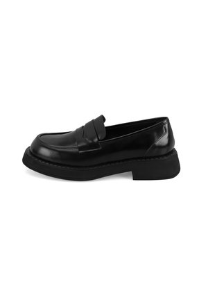 Mocassin en cuir noir au design épuré, avec un bout en cuir cousu et une semelle en caoutchouc plate pour plus de stabilité. Texture lisse sur toute la surface.