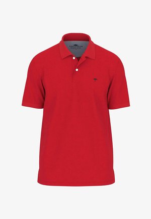 Czerwona bawełniana koszulka polo z kołnierzykiem, krótkimi rękawami i małym niebieskim logo po lewej stronie na piersi. Klasyczny krój z gładką teksturą.