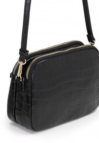 Borsa a tracolla in ecopelle nera con effetto coccodrillo, dotata di due scomparti con zip e tracolla rimovibile, con una superficie strutturata e dettagli in metallo dorato.