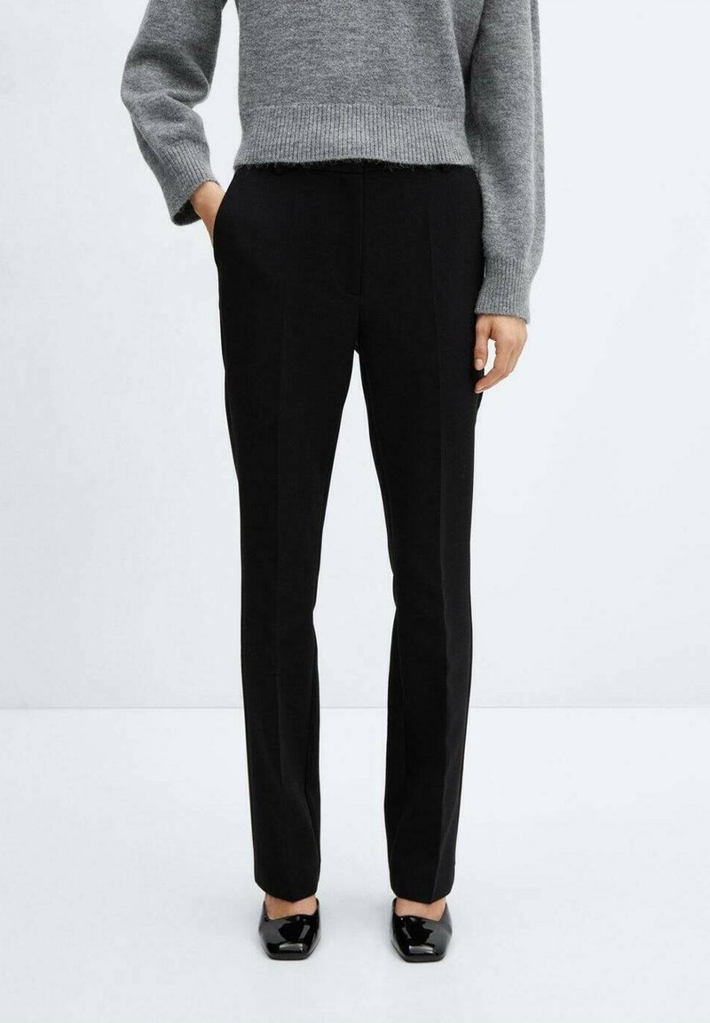 Zwarte op maat gemaakte broek met een recht model, zachte textuur en subtiele plooidetails. Draag met een grijze gebreide trui.