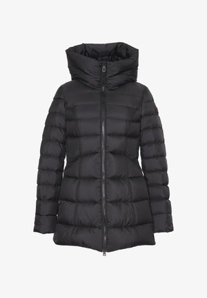 Giacca puffer nera con colletto alto, zip anteriore e pannelli cuciti. Presenta una superficie liscia e lucida e una lunghezza moderata.