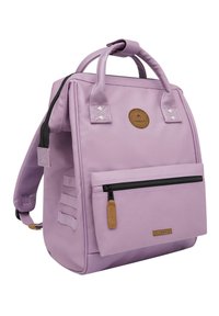 Sac à dos violet avec double poignées, un logo en patch, poche à zip à l'avant et tissu texturé. Comprend des sangles latérales pour fixation.