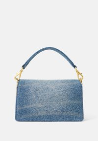 Denimaxelväska i blått med strukturerad form, med en texturerad yta, guldfärgad metall och ett kort tyghandtag.