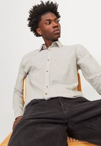 Jack & Jones JJESUMMER LINEN MIX SHIRT - Skjorter - crockery